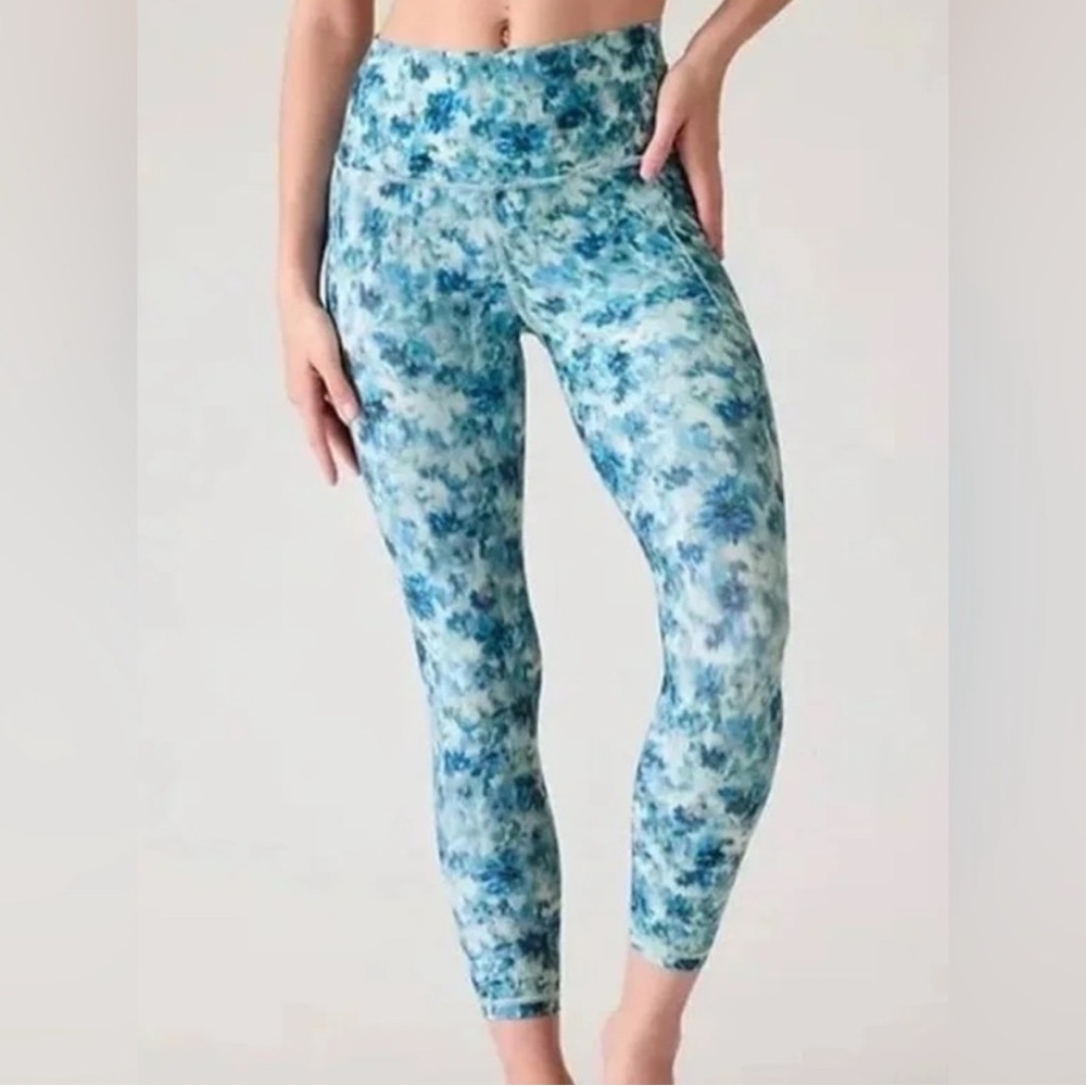 Athleta Salutation Stash 7/8 legging S blue floral like new!